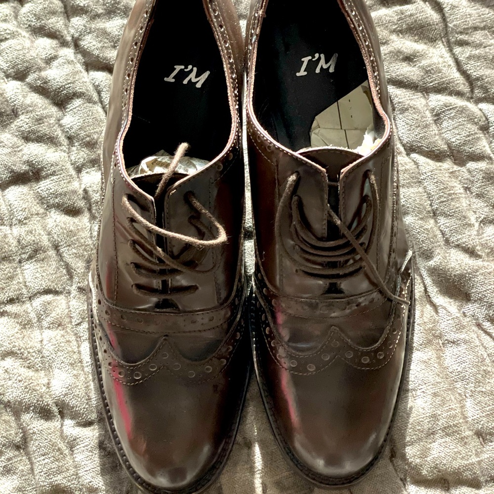 Bostonian,leather shoes that never go out of fashion. Thin laces, thick heel.